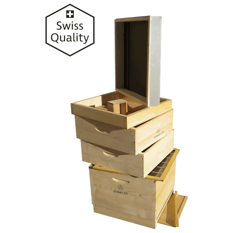 Komplett aufgebaute Dadant-Blatt-Bienenbeute 12er aus Holz mit geöffnetem Alu-Deckel und Futterzarge