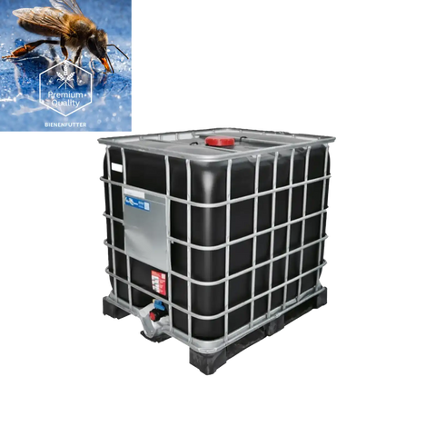 Premium Bienenfutter im 1400-kg-IBC-Tank für die professionelle Bienenfütterung mit Qualitätssiegel, freigestellter IBC-Container auf schwarzem Hintergrund für Imkerei und Grossverbraucher von Flüssigfutter für Honigbienen.