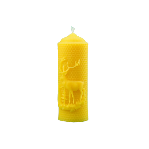 eine gelbe Bienenwachs Kerze mit Wabenmuster und Hirschmotiv