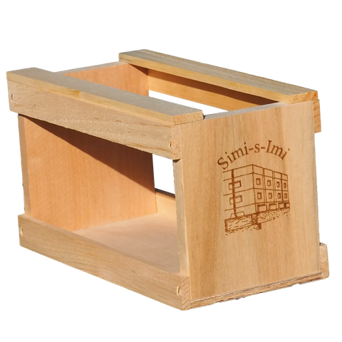 eine Holzkiste mit einem Logo darauf Detailansicht einer Holz-Geschenkverpackung mit zwei Fächern für Honiggläser, stabile Präsentationsverpackung für zwei Honiggläser mit je 500 Gramm, geeignet für Geschenksets