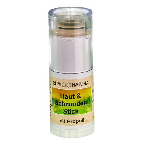 eine Nahaufnahme eines Haut- und Schrundenstick mit Propolis in aufrechter Stiftform, Naturpflege zur Behandlung von rissiger und trockener Haut