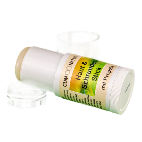 eine weißer Stifft mit einem Etikett darauf Haut- und Schrundenstick mit Propolis in Stiftform, Naturpflege zur Behandlung von rissiger und trockener Haut