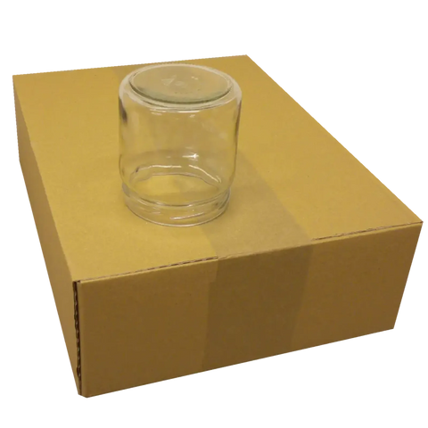 Leeres Honigglas ( transparent) mit 500 g Füllvolumen auf 12er Versandkarton (braun), freigestellt dargestellt. Geeignet für die Abfüllung von Honig