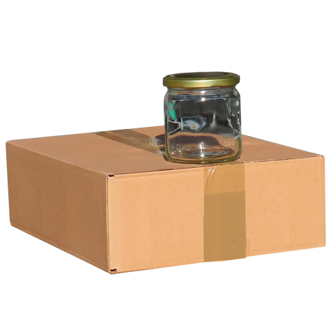 Leeres Honigglas mit goldenem Deckel auf Kartonverpackung für 12 Stück 500 g Gläser in schräger Ansicht