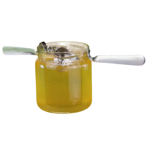 ein gelbes Glas Honig mit Honiglöffel und Honigspirale Spülmaschinenfesten Honiglöffel und Honigspirale aus Chromstahl die im Glas eingehängt sind zum sauberen Dosieren und Servieren von flüssigem Honig ohne Tropfen