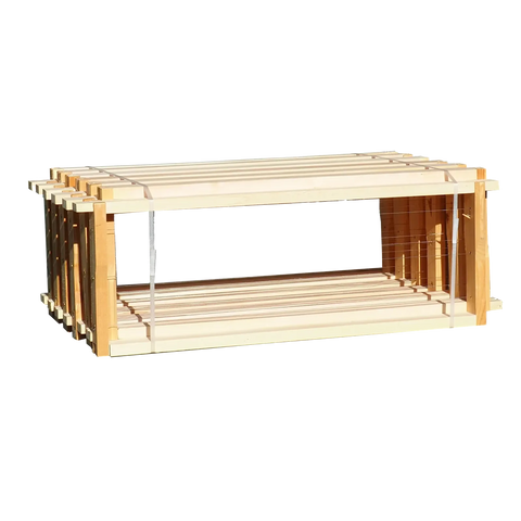 Honigrähmchen aus Holz im 12er Pack mit Drähten in Seitenansicht, freigestellt dargestellt.