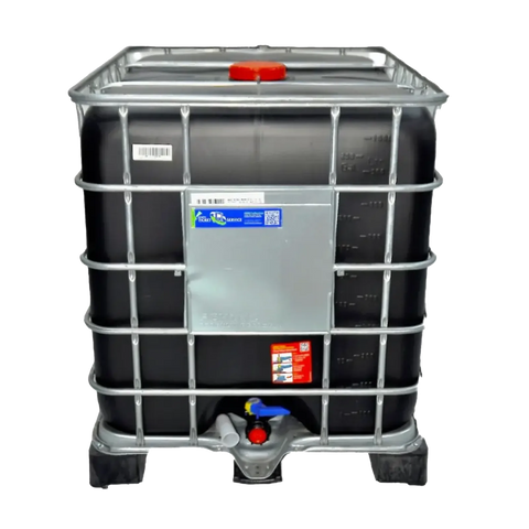 ein schwarzer IBC Tank 1000 Liter aus Kunststoff mit Metallgitter, Frontansicht und Auslaufhahn