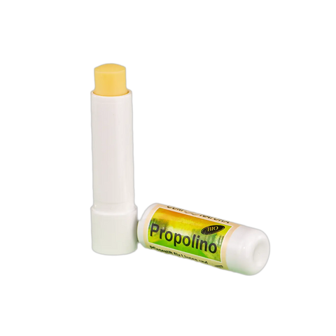 eine Nahaufnahme eines geöffneten Lippenbalsams Propolino mit Propolis und Bienenwachs, Bio Lippenpflege im Stiftformat, natürlicher Lippenpflegestift