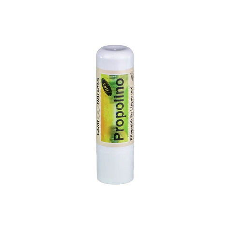 ein weißer runder Stifft mit einem Etikett darauf und der Aufschrifft Propolino mit Propolis und Bienenwachs im Stiftformat, Bio Lippenpflege für trockene und empfindliche Lippen, natürliche Lippenpflege