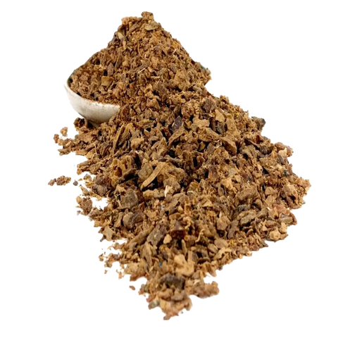 ein überquellender Behälter voll mit losen Rohpropolis-Stücke in natürlicher Form, unverarbeitetes Propolis-Harz aus dem Bienenstock, Naturprodukt als Ausgangsstoff für Tinkturen und Salben
