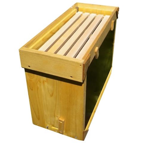 Schwarmfangkasten aus Holz in schräger Perspektive mit geöffnetem Deckel sichtbaren Bienen Rähmchen und stabilen seitlichen Verschlüssen.