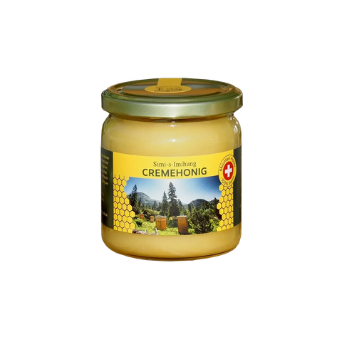 Ein Honigglas mit Cremehonig und goldenem Deckel. Das Etikett zeigt eine Landschaft mit Bienenstöcken, Bergen, Bäumen, Wabenmustern und einer Schweizer Flagge, die auf die Schweizer Herkunft hinweist. Schweizer Cremehonig im Glas, Frontansicht, fein gerührter Honig vom Imker aus Bergregionen, 100 % naturbelassen, cremige Konsistenz, hochwertige Imkerei-Qualität