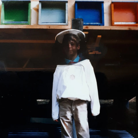 Simon Grischot als junger Imker im Imkerschleier vor einem Bienenhaus in Klosters, 1996 – Betreuung der ersten eigenen Bienenvölker in Schutzkleidung, Beginn der imkerlichen Laufbahn.