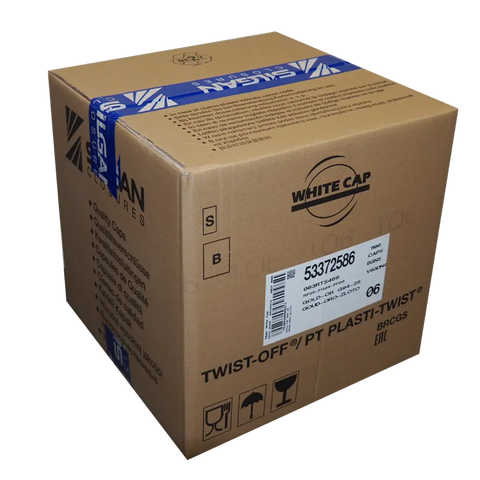 Karton-Großpackung für Twist-Off-Deckel 63 mm mit Versandetikett und blauem Klebeband in schräger Ansicht